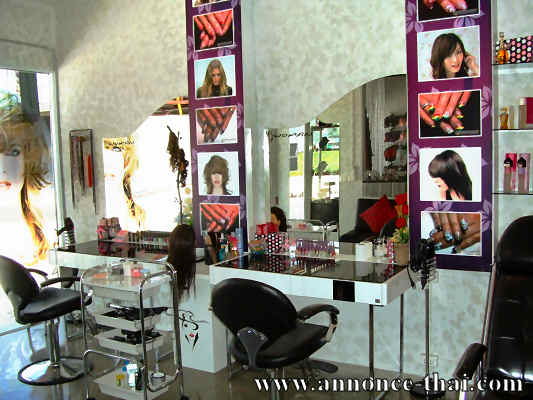 Les deux postes du salon de coiffure