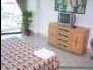 La t�l�vision et le balcon de la chambre.