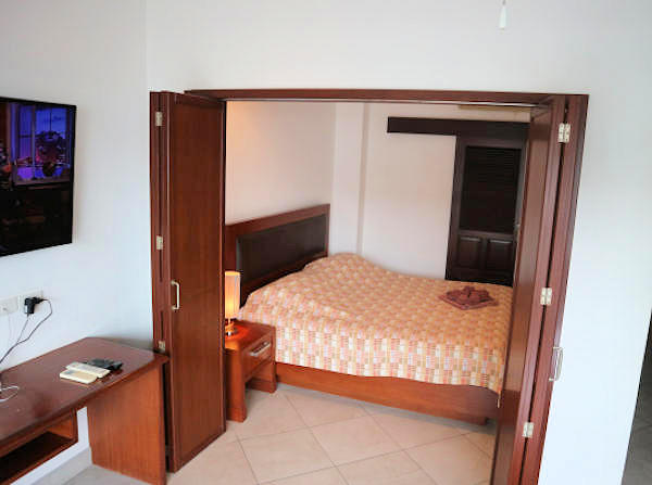 Les chambres ont des lits grandes tailles.