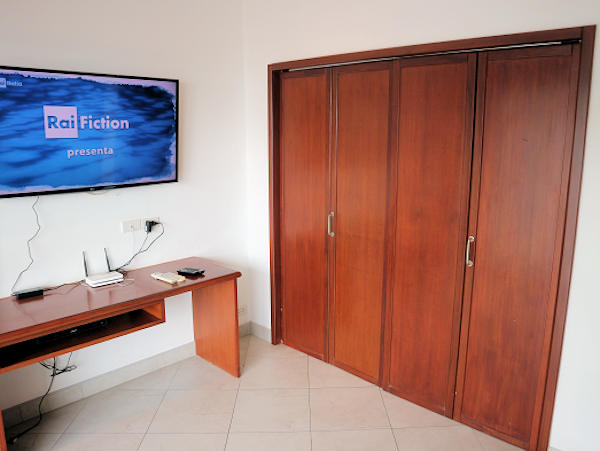 Chaque chambre a un lit de grande taille, une table et une coiffeuse.
