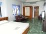 La chambre principale avec salle de bains.