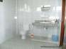 Salle de bains avec douche.