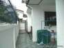 Le cot� de la villa avec la r�serve d'eau.