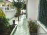 Le cot� droit de la villa.
