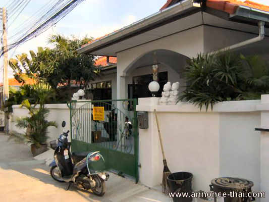 Vue de l'entr&eacute;e  de la villa.
