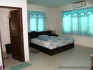 La chambre principale, avec salle de bains.